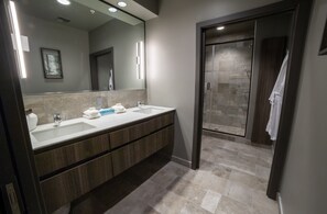 Montvale Deluxe Suite | Bathroom | Free toiletries, hair dryer, towels, soap