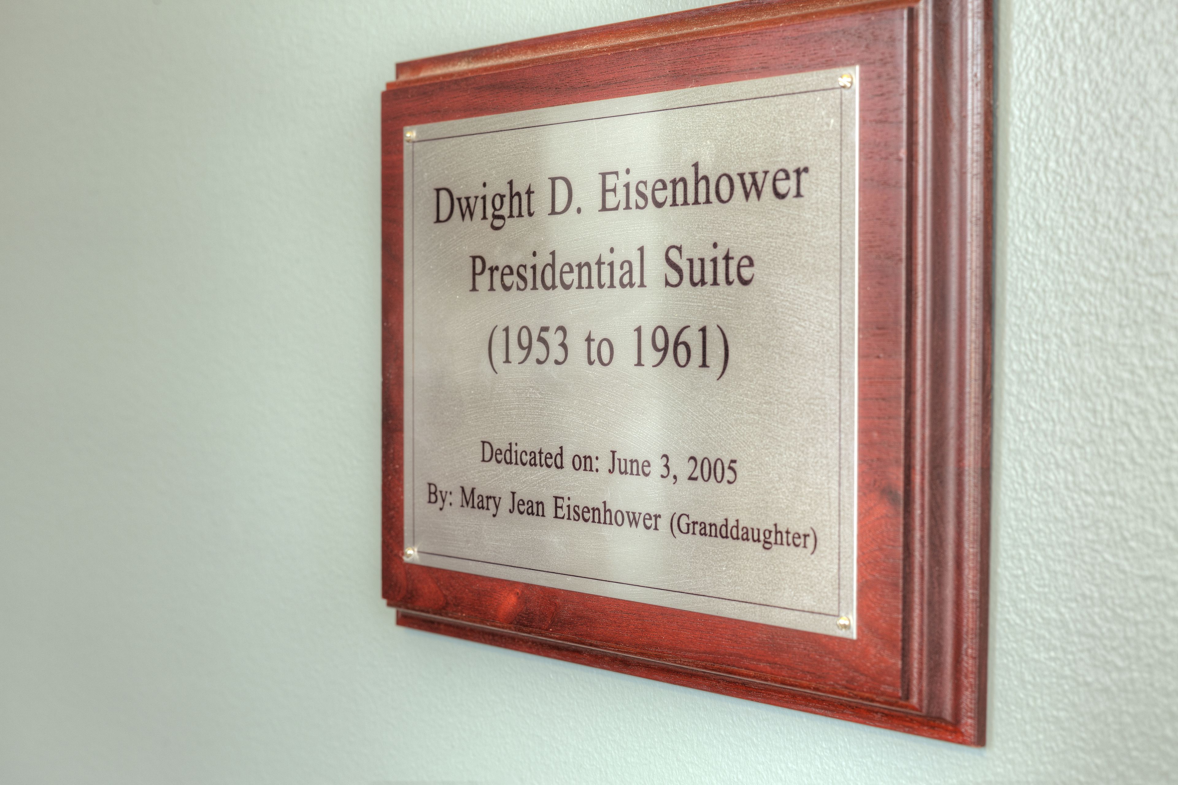 Eine Gedenktafel für Dwight D. Eisenhowers Präsidentensuite, die von 1953 bis 1961 datiert und am 3. Juni 2005 von Mary Jean Eisenhower (Enkelin) enthüllt wurde.