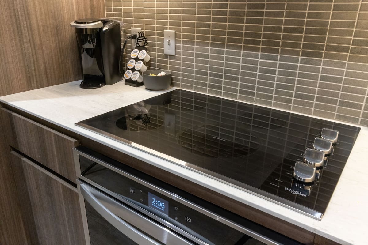 montvale deluxe suite | private kitchen | fridge, microwave