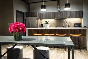 Suíte premier (Montvale) | Cozinha privada | Geladeira, micro-ondas