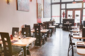 2 restaurantes; se sirve cocina americana 
