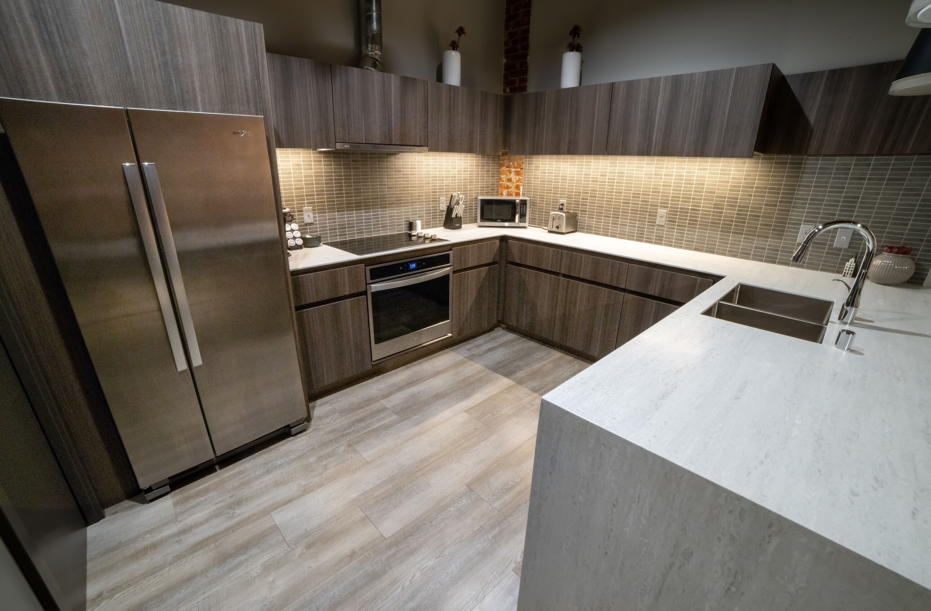 montvale deluxe suite | private kitchen | fridge, microwave