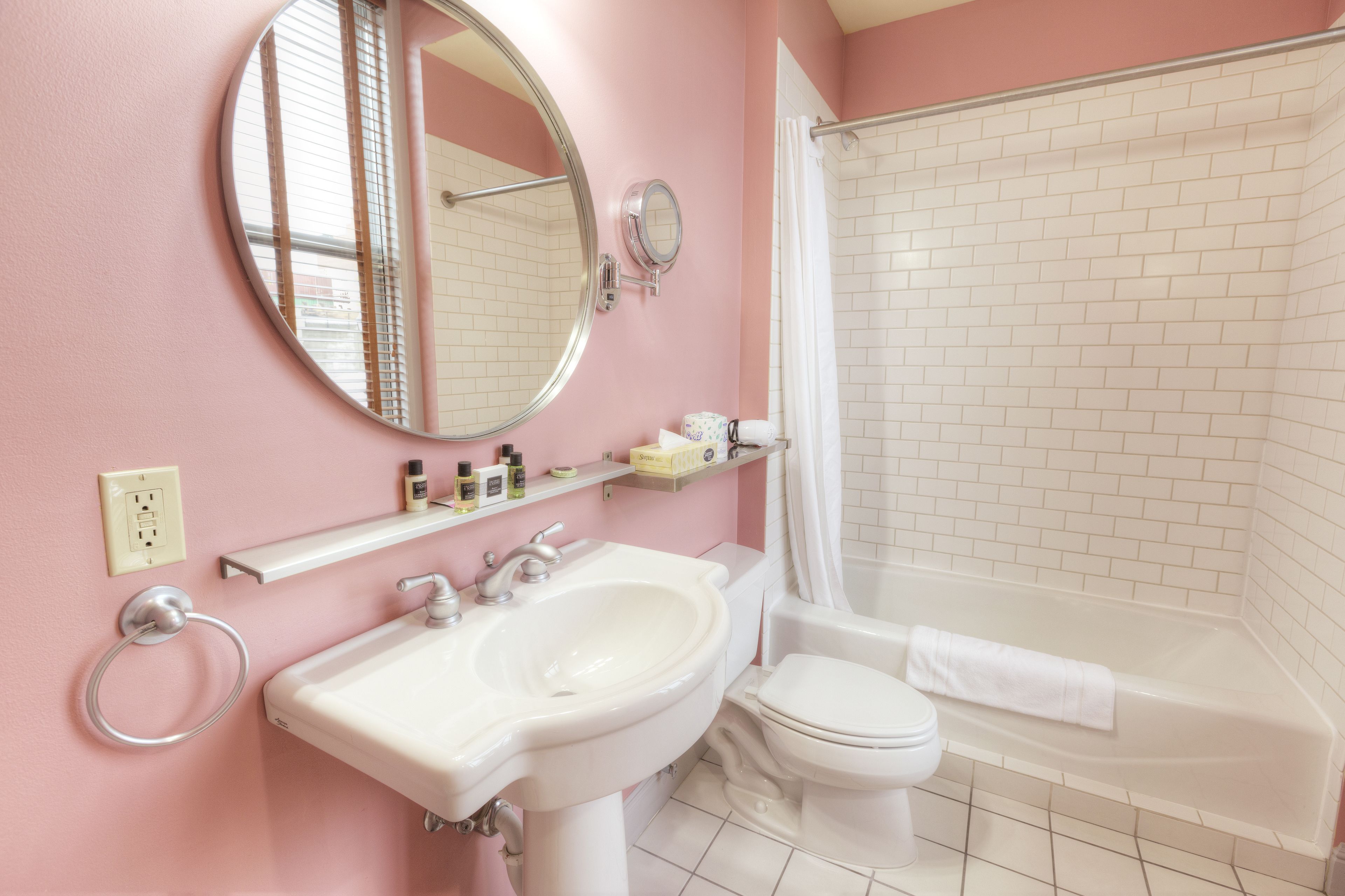 Un baño con lavamanos, inodoro y ducha.