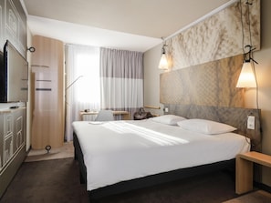 Colchones con pillow-top, escritorio y cortinas blackout