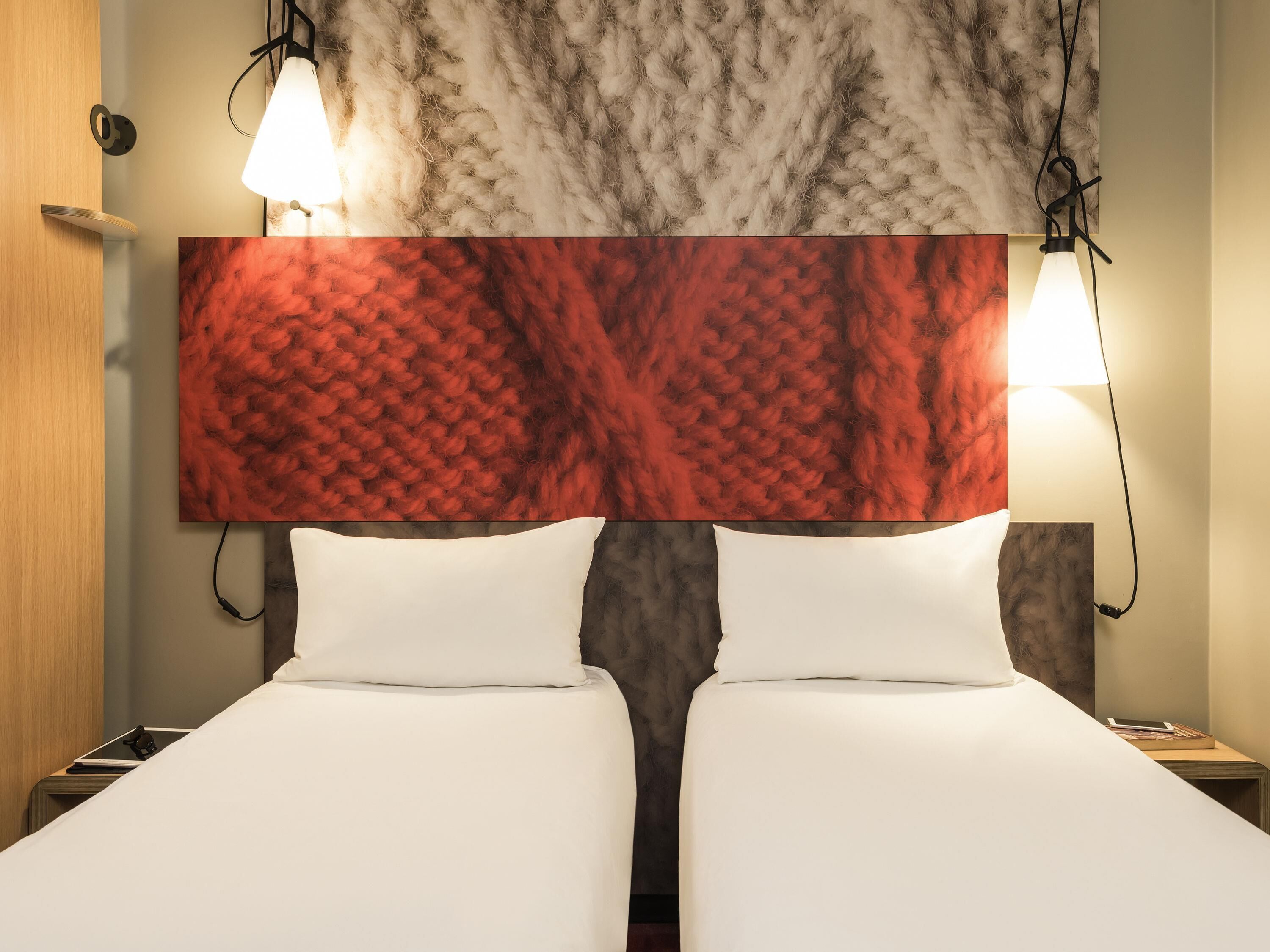 Tomannsrom – standard, 2 enkeltsenger | Senger med overmadrass, skrivebord, blendingsgardiner og lydisolert