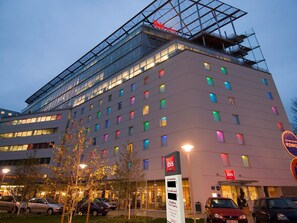 住宿正面 - 傍晚/夜晚