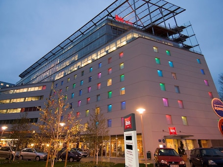 Fachada de la propiedad por la tarde o noche