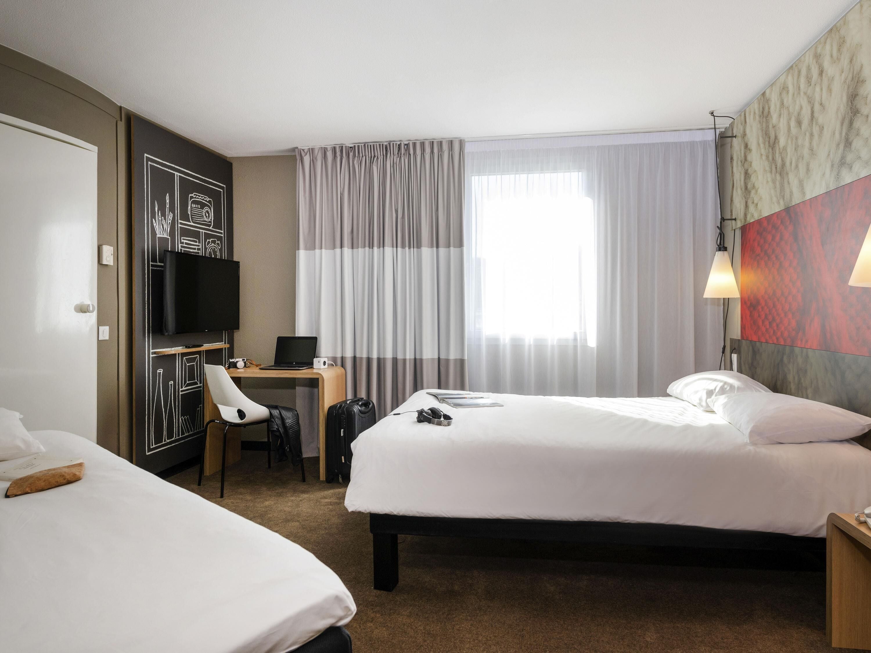 标准房, 多张床 | 加厚床垫、办公桌、遮光窗帘、隔音