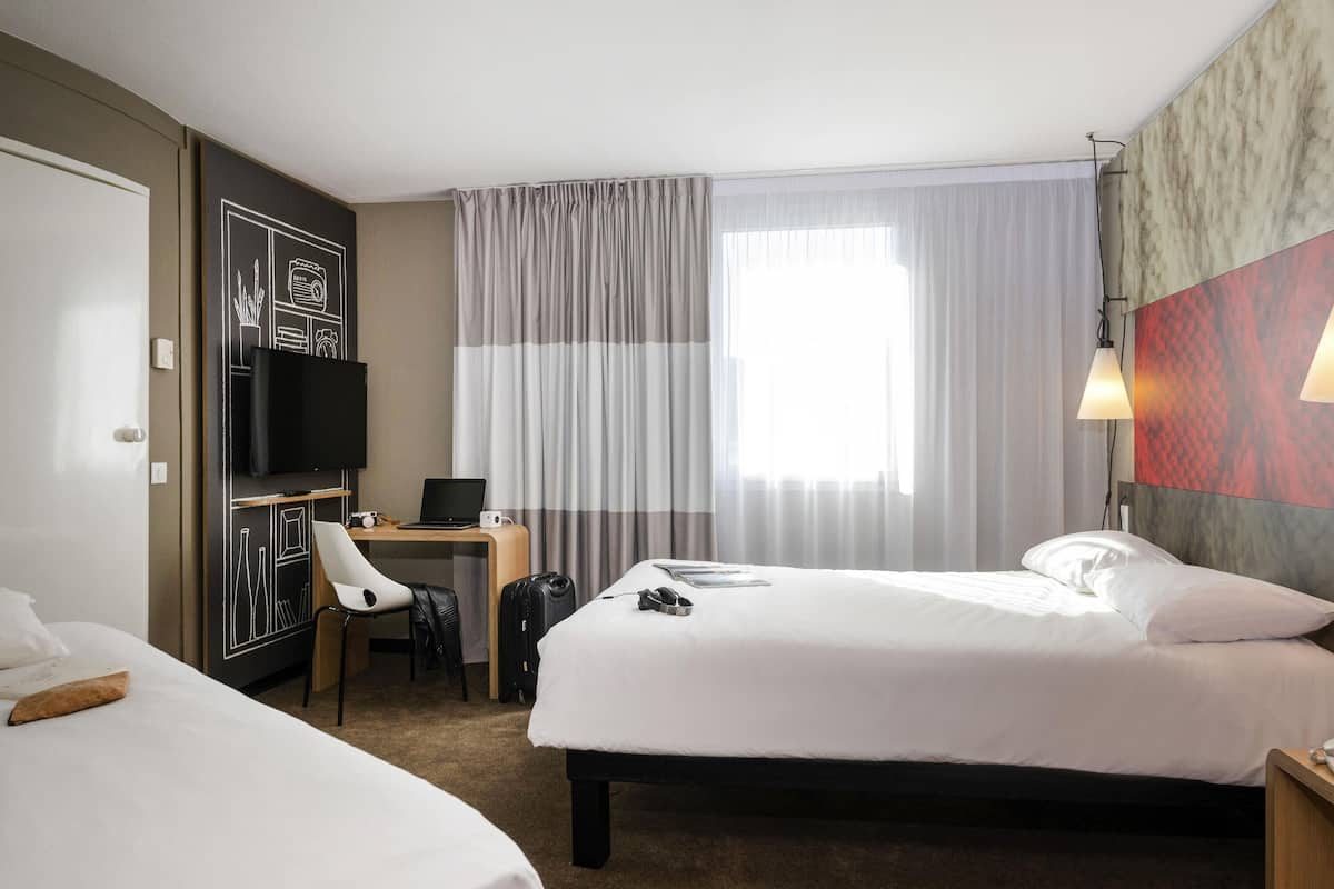 Standaard kamer, meerdere bedden | Pillowtop-bedden, een bureau, verduisterende gordijnen