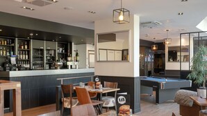 A restaurant with a pool table, bar area, and seating arrangements. - ibis Lyon Caluire Cité Internationale (Caluire-et-Cuire)
