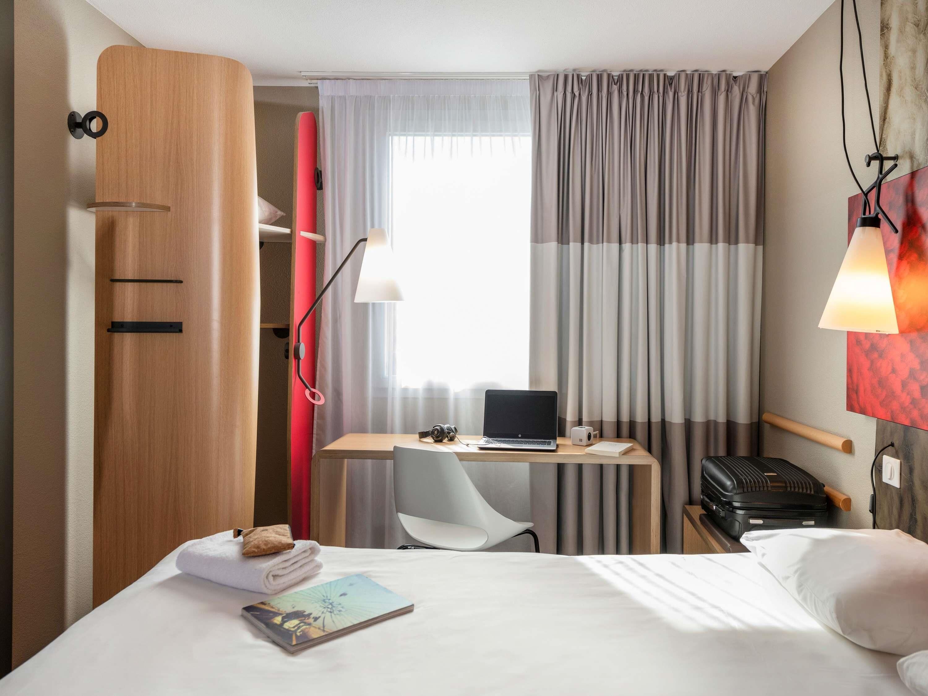 Lit avec matelas à plateau-coussin, bureau, rideaux d’obscurcissement