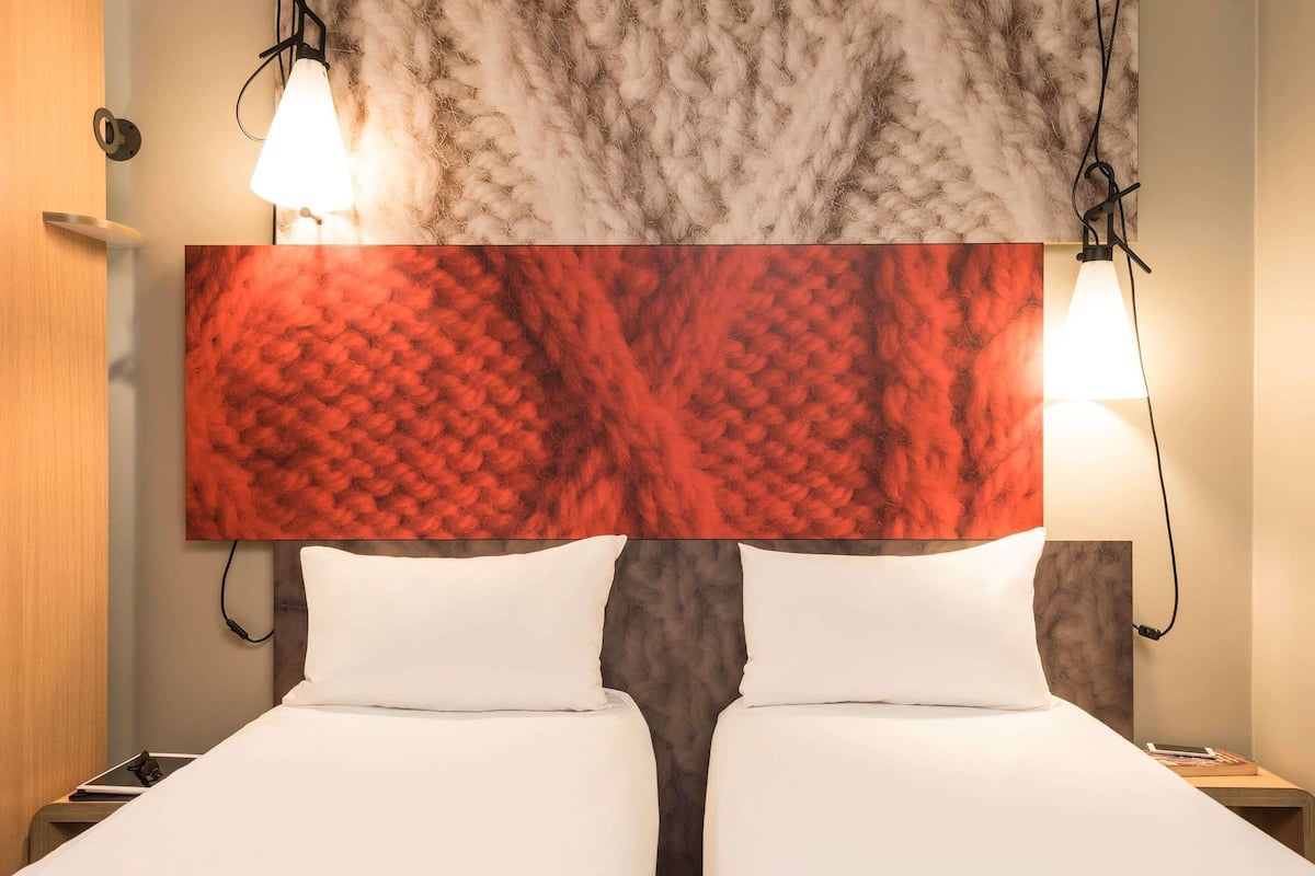 Chambre Standard avec lits jumeaux, 2 lits jumeaux | Lit avec matelas Ă plateau-coussin, bureau, rideaux dâobscurcissement