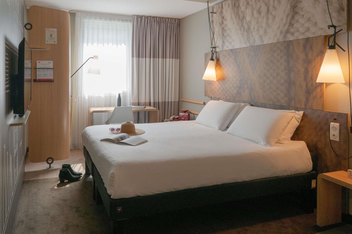 Standard Room, 1 Double Bed | Pillowtop beds, desk, blackout drapes, soundproofing
