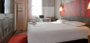 Colchones con acolchado adicional, escritorio, cortinas opacas