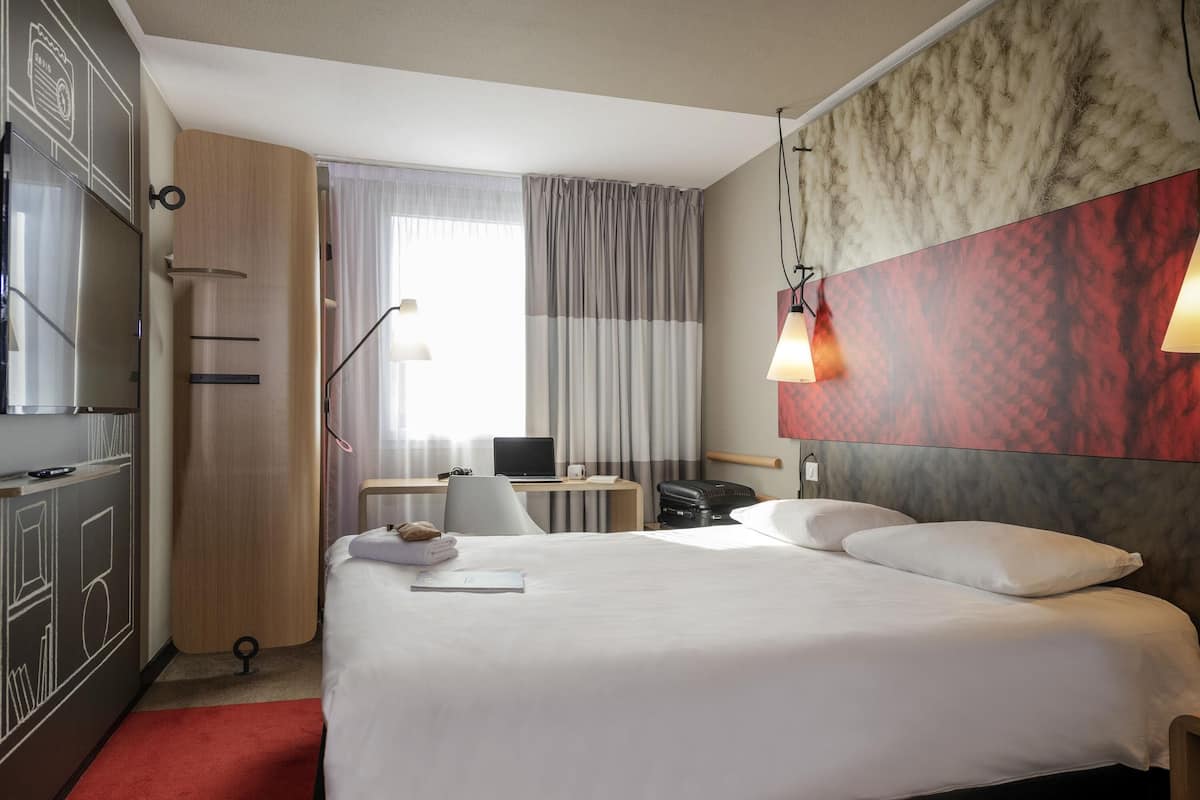 Rom – standard, 1 dobbeltseng | Senger med overmadrass, skrivebord, blendingsgardiner og lydisolert