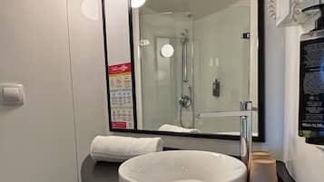 Een douche, milieuvriendelijke toiletartikelen, een haardroger