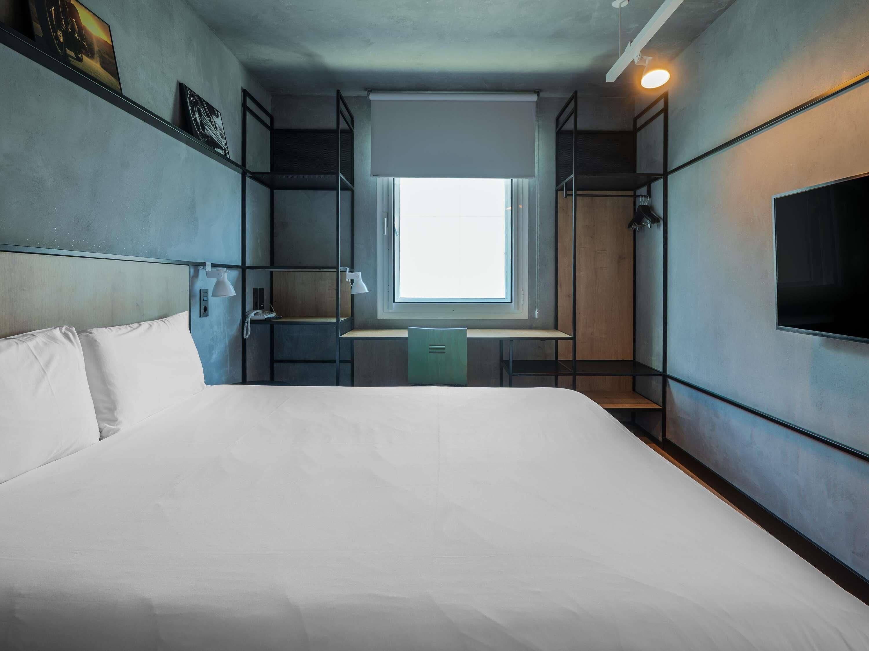 Skrivebord, blendingsgardiner, lydisolert og strykejern/-brett