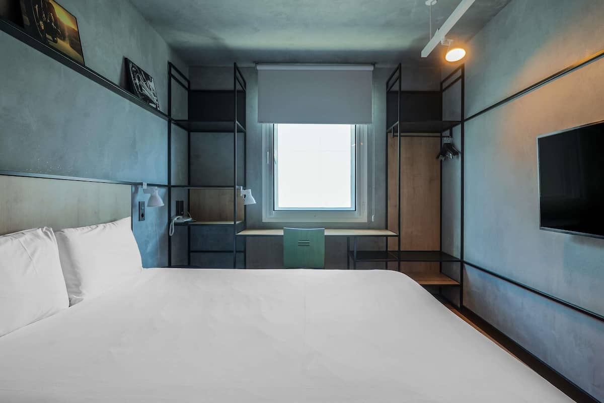 Skrivebord, blendingsgardiner, lydisolert og strykejern/-brett