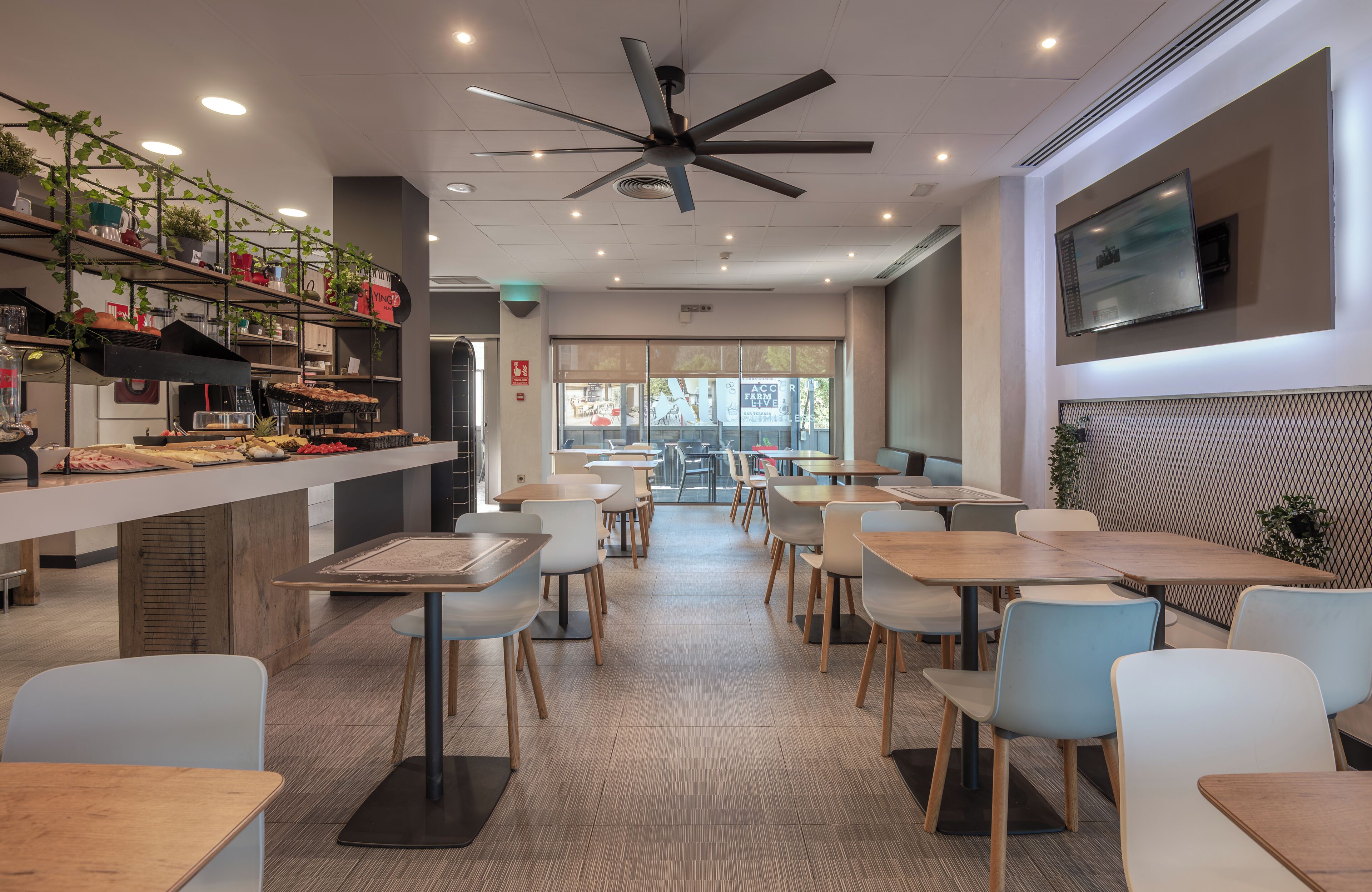 Sarapan bufet setiap hari (EUR 9.90 seorang) 