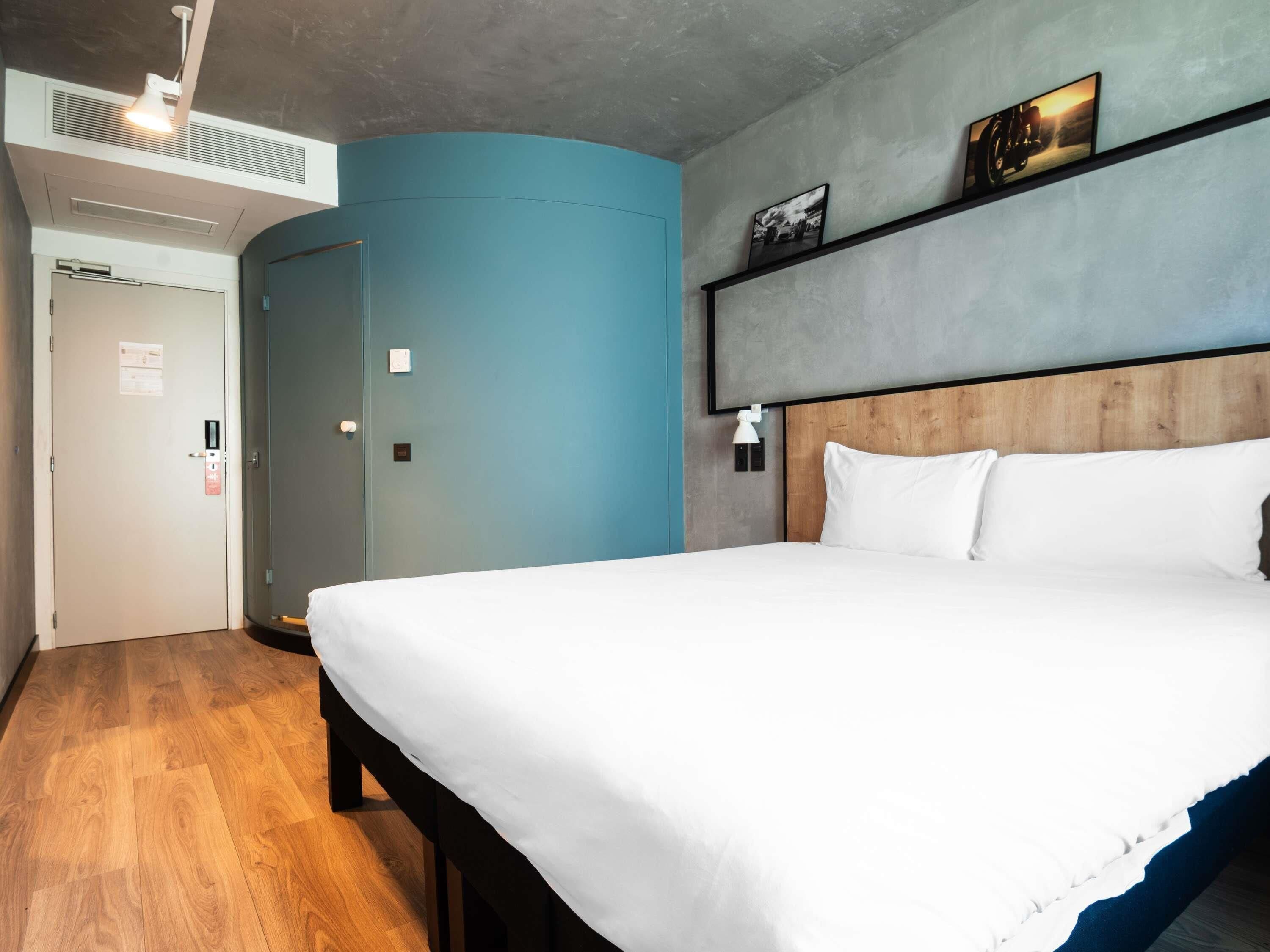 Habitación doble estándar, 1 cama matrimonial | Escritorio, cortinas blackout y insonorización 