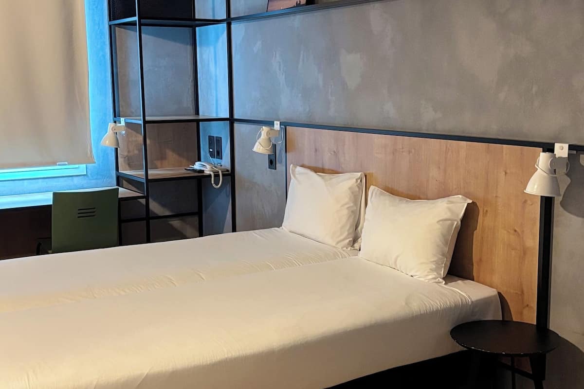 standard double room, 1 double bed | desk, blackout curtains, soundproofing, iron/ironing board