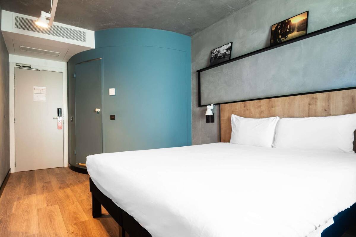 Habitación estándar doble, 1 cama doble | Escritorio, cortinas opacas, sistema de insonorización