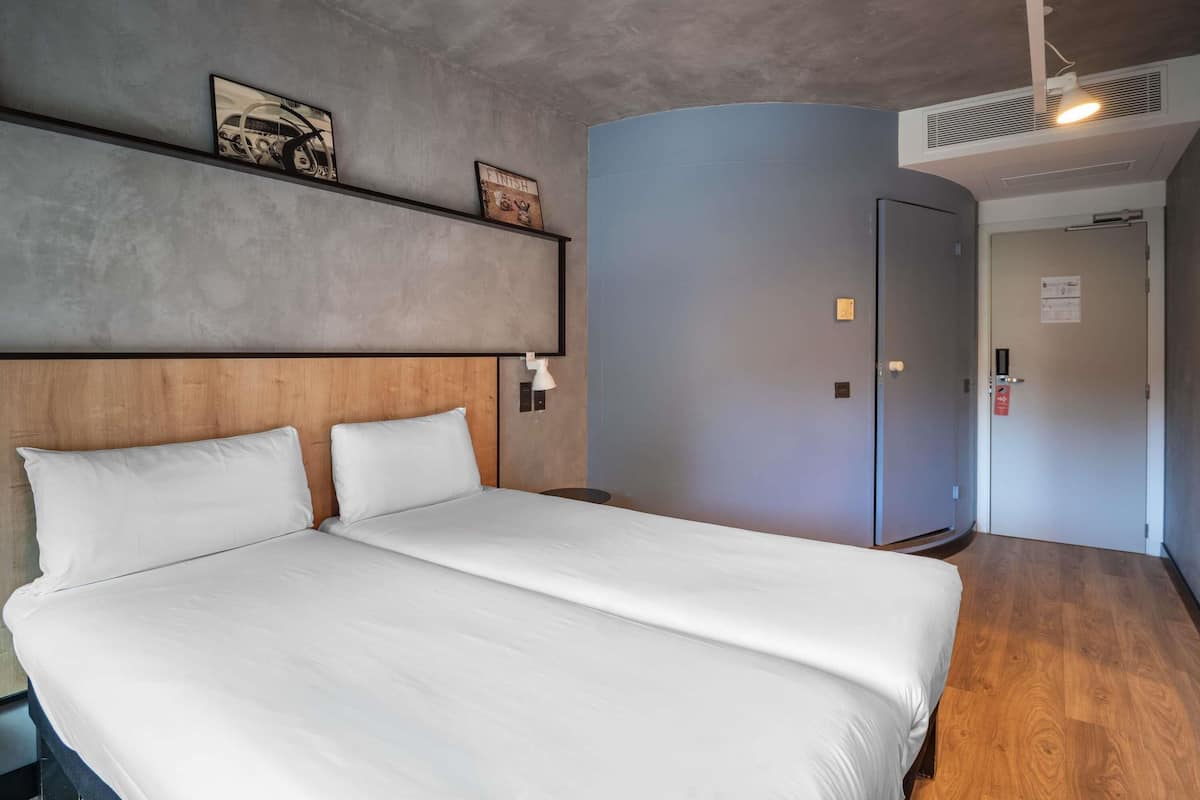 책상, 암막 커튼, 방음 설비, 다리미/다리미판