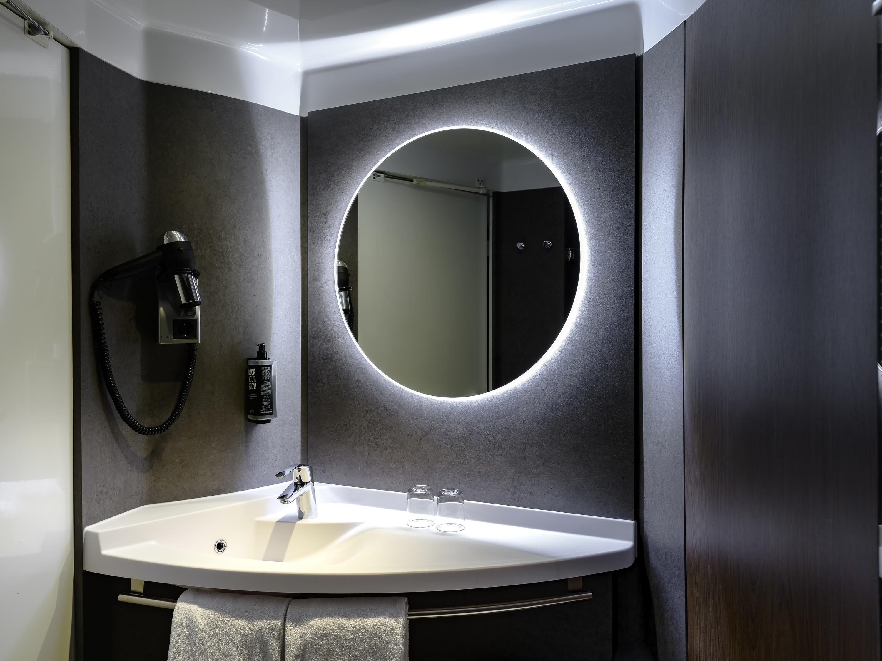 Allergitestet sengetøy, skrivebord, blendingsgardiner og lydisolert