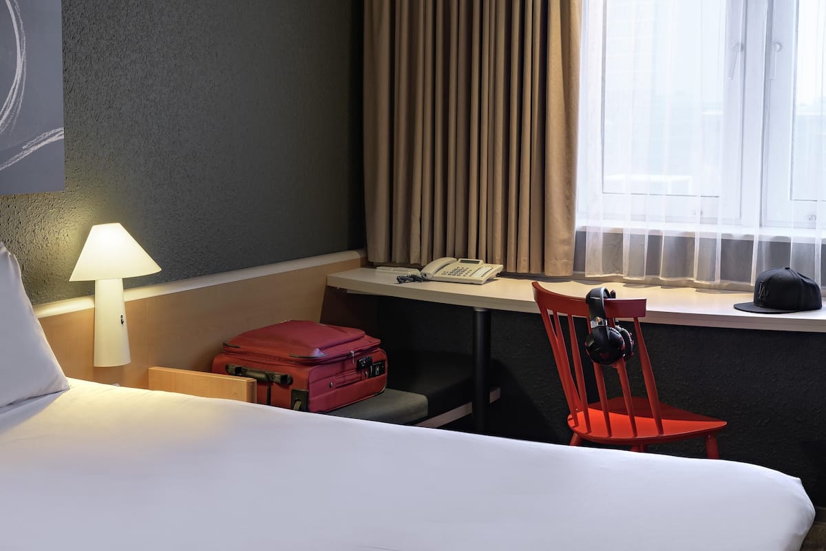 Camera Standard con 2 letti singoli, 2 letti singoli | Biancheria da letto ipoallergenica, una scrivania, tende oscuranti