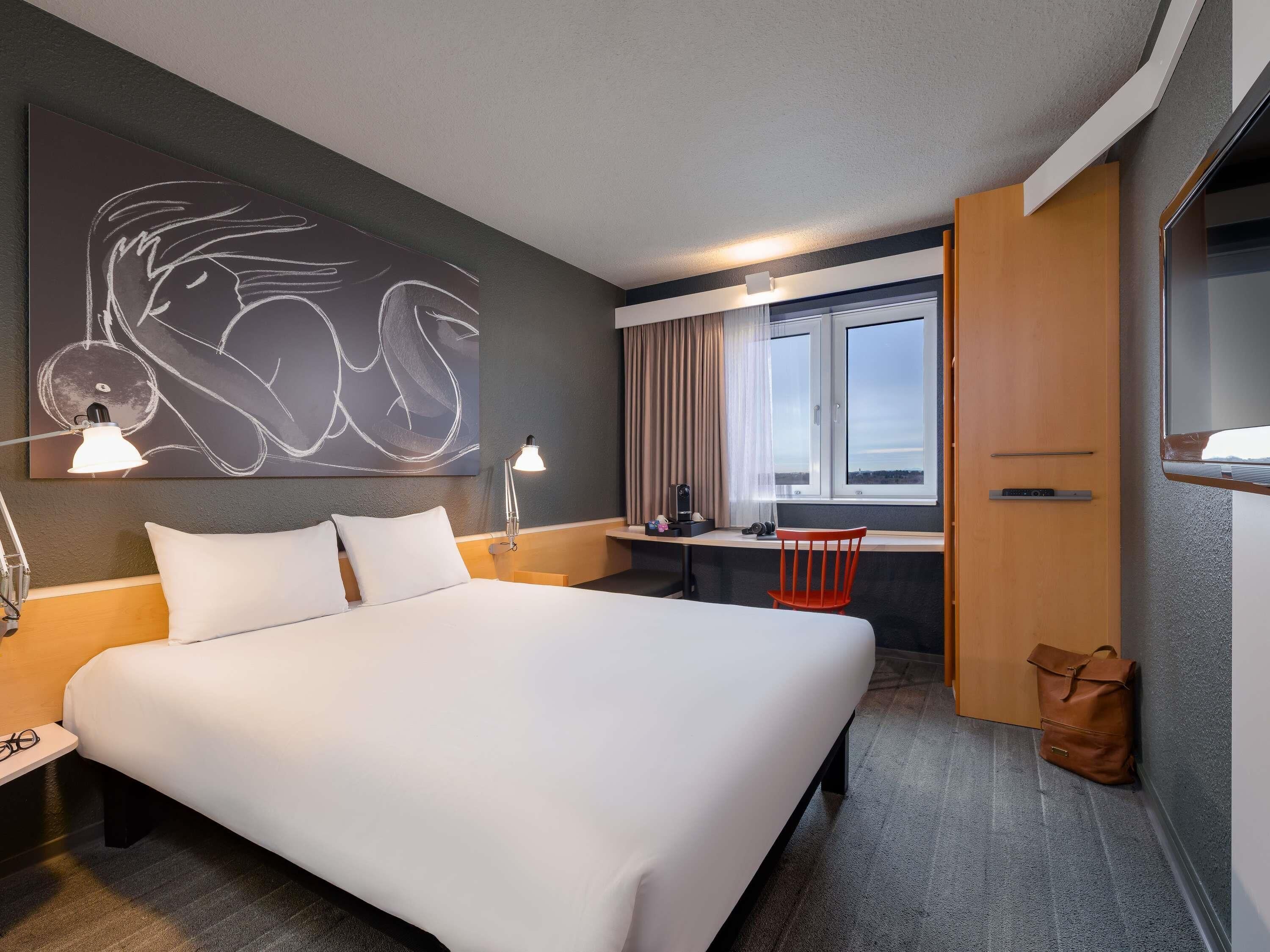 Rom – superior, 1 dobbeltseng | Allergitestet sengetøy, skrivebord, blendingsgardiner og lydisolert