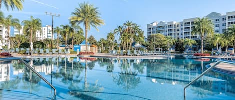 Piscina interna, 3 piscinas externas