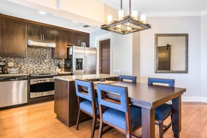 Deluxe suite, 2 slaapkamers, niet-roken | Een kluis op de kamer, verduisterende gordijnen