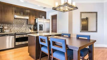 Deluxe Suite, 2 Bedrooms, Non Smoking | In-room safe, blackout curtains, iron/ironing board, bed sheets
