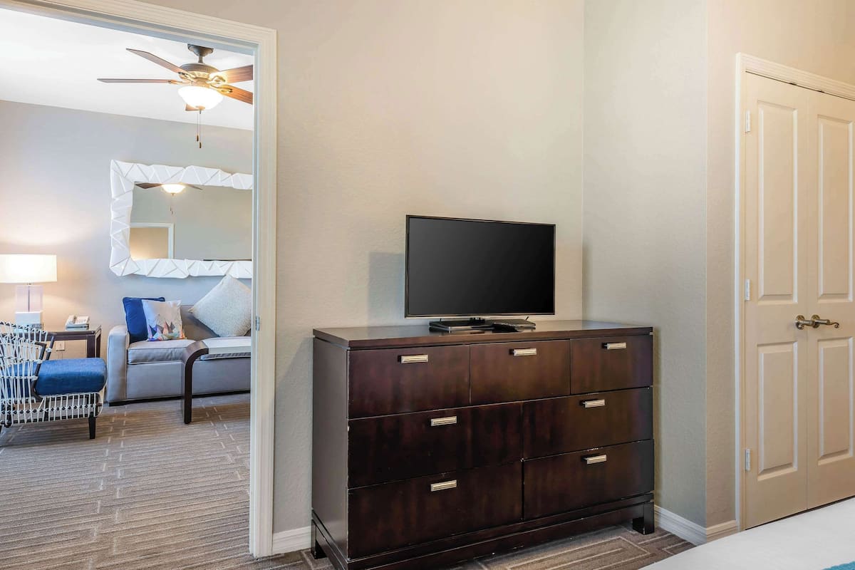 Suite, 3 camere da letto, non fumatori, balcone | Una cassaforte in camera, tende oscuranti, ferro/asse da stiro, lenzuola