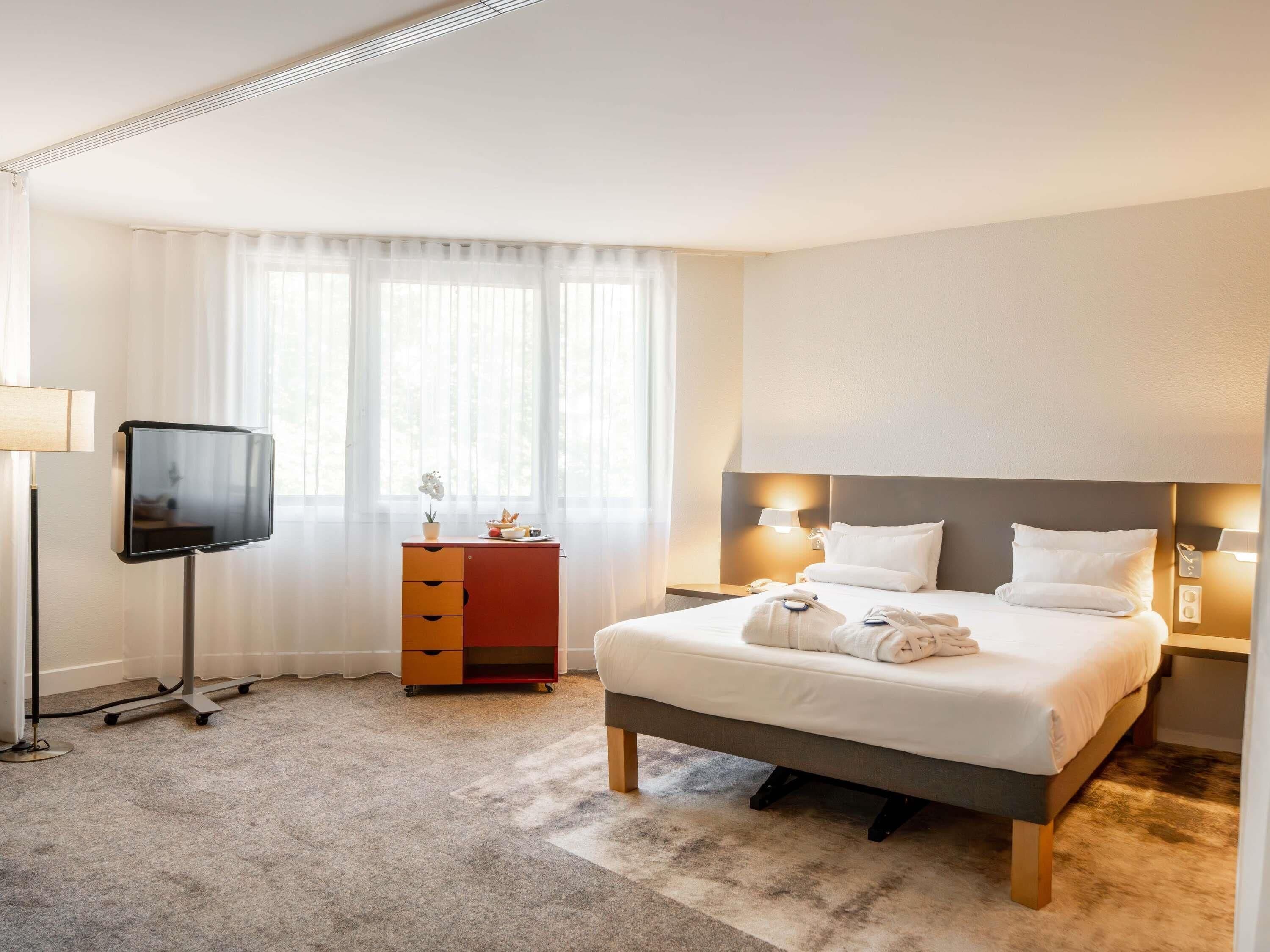 executive suite, multiple beds | premium bedding, minibar, in-room safe, desk