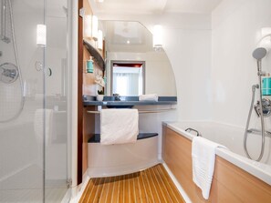 Ropa de cama de alta calidad, minibar, caja fuerte y escritorio
