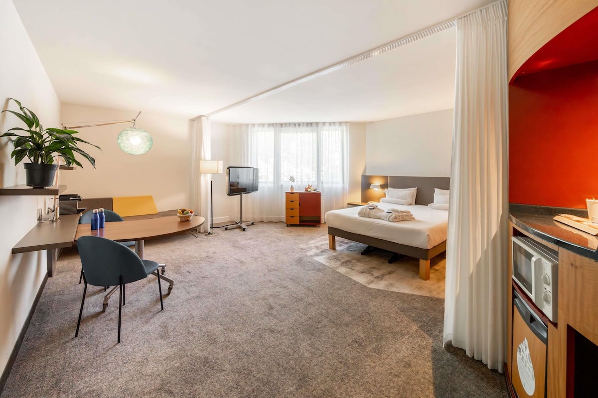 Executive Suite, 1 Bedroom | Premium bedding, minibar, in-room safe, desk