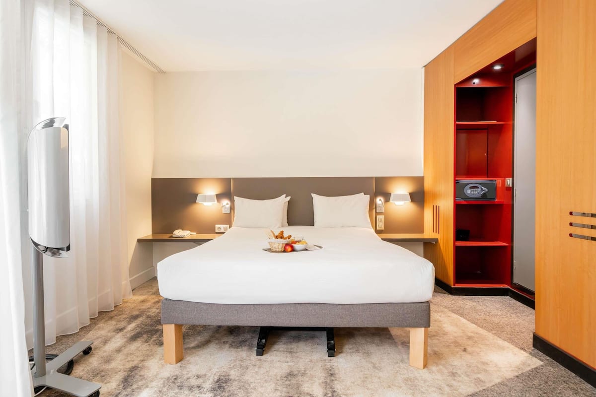 Sengetøy av topp kvalitet, minibar, safe på rommet og skrivebord