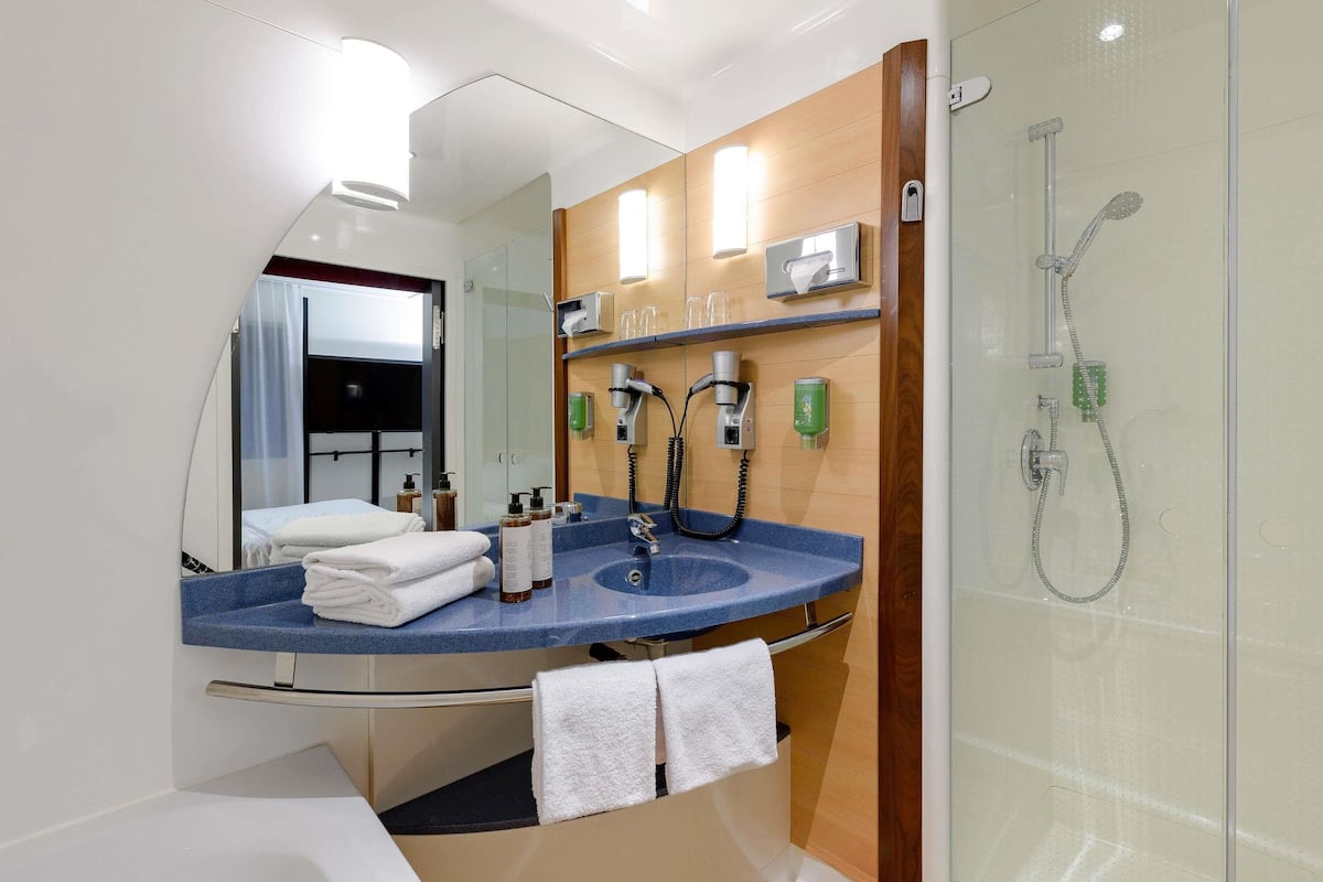 hypo-allergenic bedding, in-room safe, desk, blackout curtains