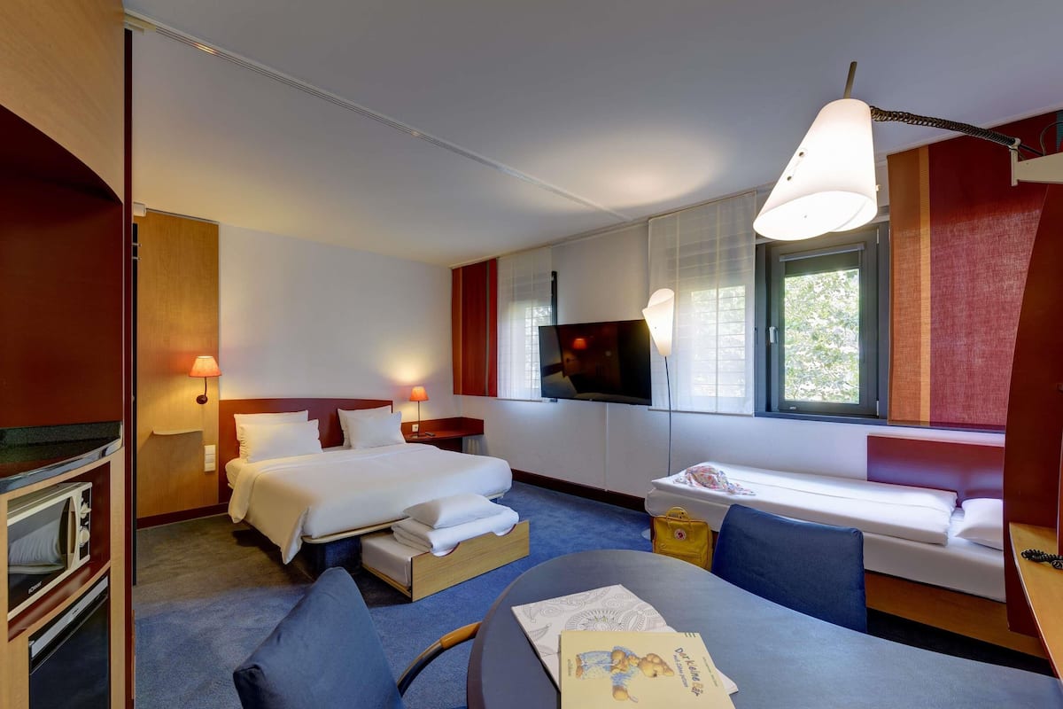 Family Suite | Hypo-allergenic bedding, in-room safe, desk, blackout curtains