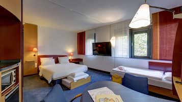 Hypo-allergenic bedding, in-room safe, desk, blackout curtains
