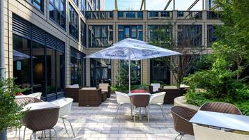 Café da manhã com buffet todos os dias (EUR 25 por pessoa)