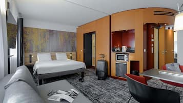 Hypo-allergenic bedding, in-room safe, desk, blackout curtains