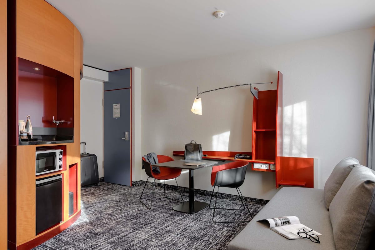 Suite superior, 1 cama matrimonial y sofá cama | Ropa de cama hipoalergénica y caja de seguridad en la habitación