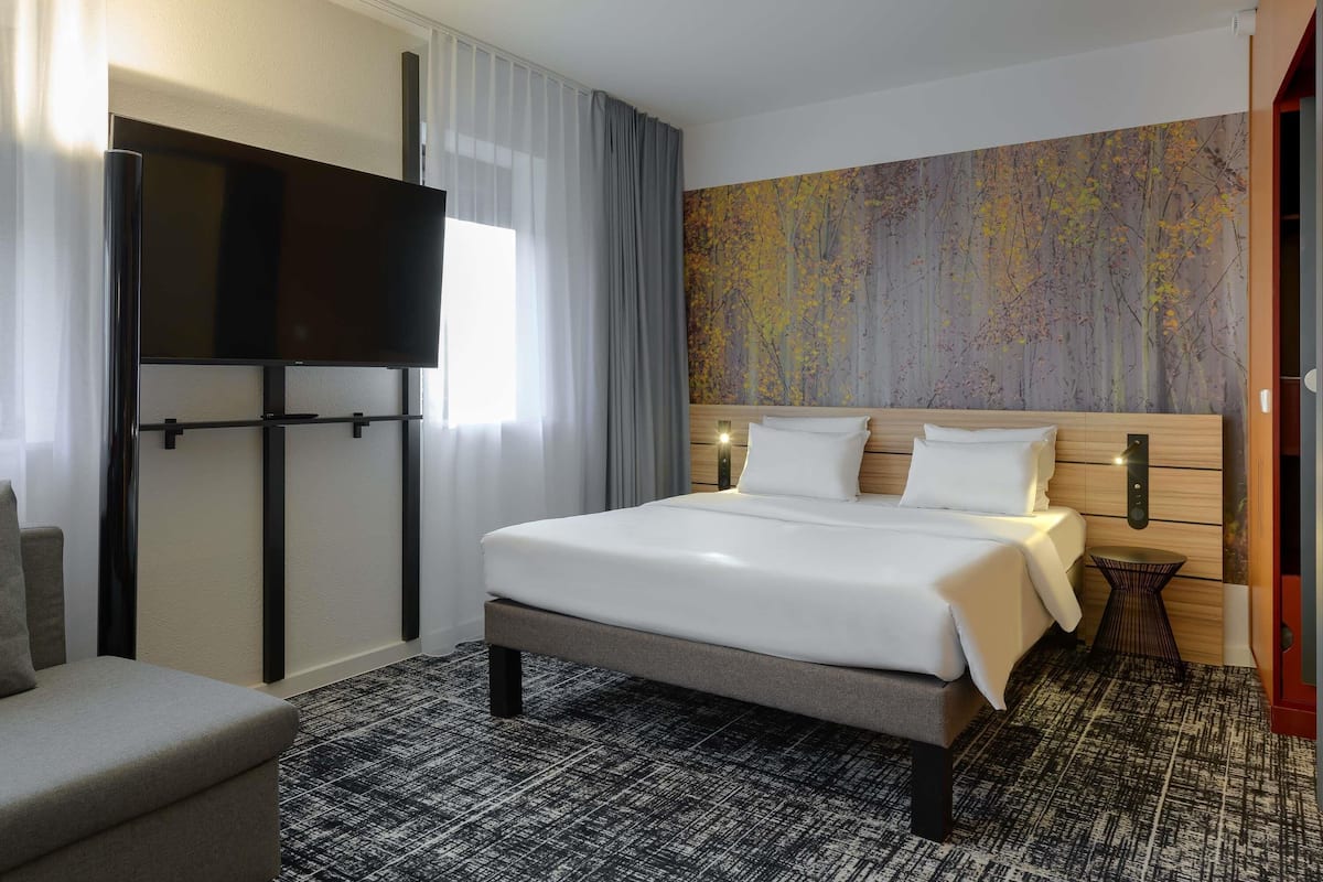 Suite Superior, 1 Tempat Tidur Double dengan tempat tidur Sofa | Seprai antialergi, brankas, meja kerja, dan tirai kedap cahaya