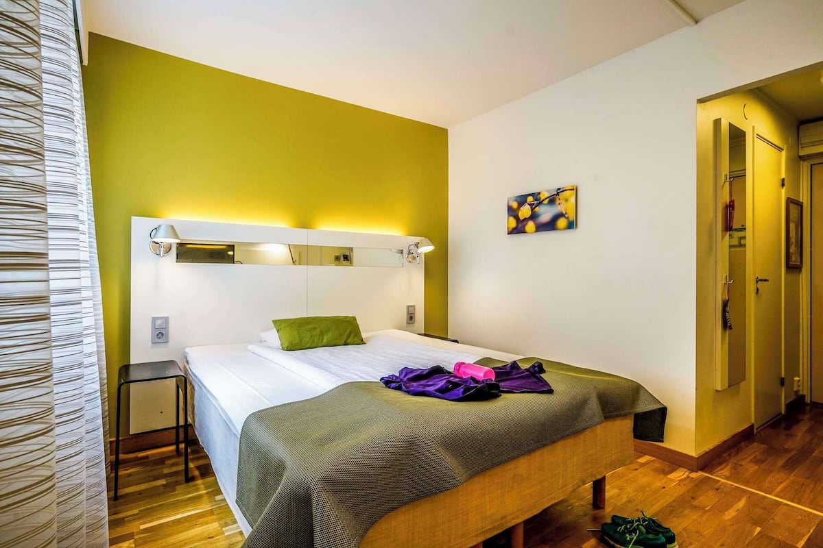 Room, 1 Queen Bed | Hypo-allergenic bedding, desk, laptop workspace, iron/ironing board
