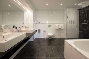 Presidential Suite | Hypo-allergenic bedding, desk, laptop workspace, iron/ironing board - Scandic St Jörgen (Malmö)