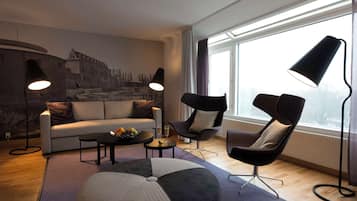 Presidential Suite | Hypo-allergenic bedding, desk, laptop workspace, iron/ironing board
