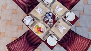 2 restauranter: frokost, lunsj og middag serveres