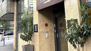 A hotel with a restaurant bar on the ground floor. - Hotel Lumière an der Messe by ANS (Frankfurt)